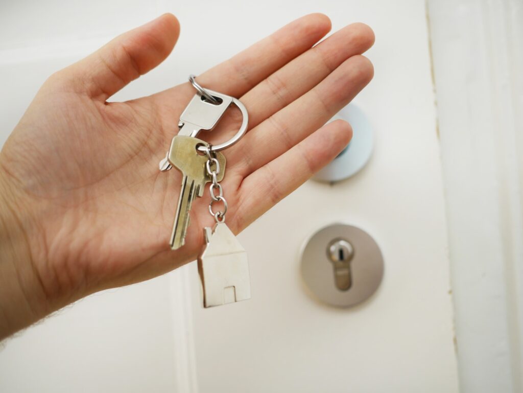 A homeowner receiving keys at the closing with Ratified Title Group